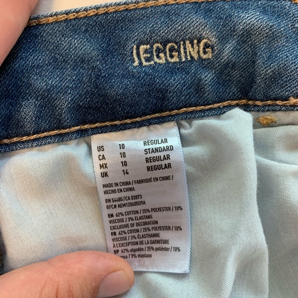 American Eagle Light Wash Jeans - Picture 5 of 5